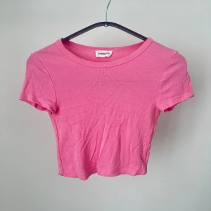 Croptop <3 - Rosa kortärmad magtröja från Even & Odd. Storlekslappen är avklippt men är storlek S. Endast använd 1 gång. Lite ljusare än vad bilderna visar <3