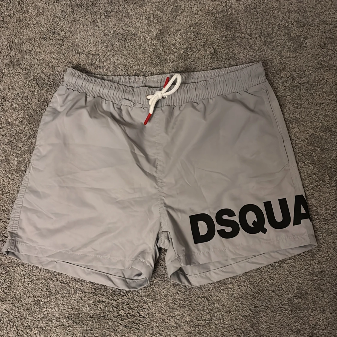 Gråa DSQUARED2 badshorts med tryck