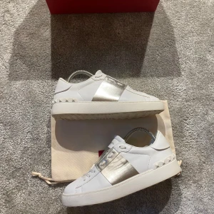 Valentino skor - Hej! Säljer nu mina skor från märket Valentino, storlek 38, bra skick, givetvis äkta. Tveka inte på att höra av dig om du har frågor eller funderingar kring skorna! 