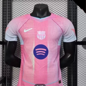 Rosa FC Barcelona fotbollströja Nike - Snygg FC Barcelona fotbollströja i rosa och ljusblått från Nike. Tröjan har klubbmärke och Nike-logga på bröstet samt Spotify-logga i mitten. Kortärmad modell i lätt och ventilerande material, perfekt för match eller träning.