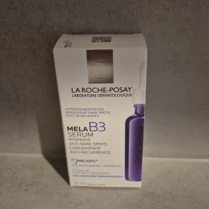 La Roche-Posay Mela B3 Serum 30ml - La Roche-Posay Mela B3 Serum är ett intensivt serum mot mörka fläckar och hyperpigmentering. Innehåller 10% niacinamid (vitamin B3) och Melasyl. Kommer i en vit och lila förpackning med pipettflaska. Passar dig som vill jämna ut hudtonen.
