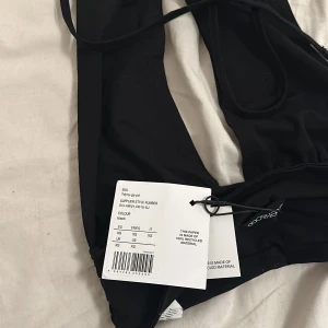 Svart halterneck topp - .Svart halterneck topp från even and odd. Aldrig använd ny med prislapp kvar. Toppen är öppen i ryggen och croppad. 