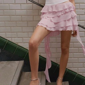 Mango Ruffle chiffon skirt - Jättefin volangkjol från Mango som tyvärr inte kommer till användning. Helt ny med prislapp kvar, dock har sömmen släppt lite i ena volangen (se sista bild).