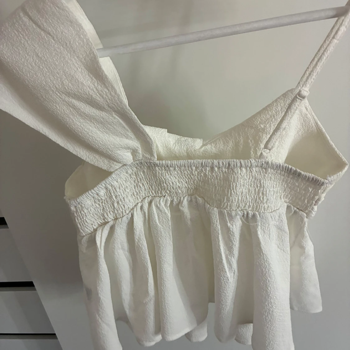 Vit omlott topp med rosett-detalj - 2