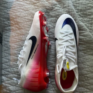 Nike Mercurial Vapor Elite 16 FG - Nike mercurial vapor elite fg senaste släppet Helt nya oanvända Storlek EU 42 Kommer med allt og box, skopåse  Bin: 2900kr, köp de här och nu och få 300kr billigare än i affär!!