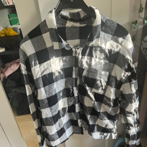 Svartvit Rutig Skjorta - En svartvit rutig skjorta från H&M. Storlek 170 🌻