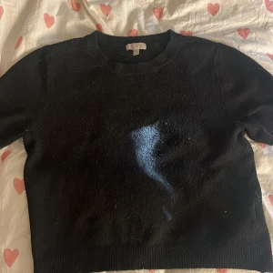 Svart stickad tröja från H&M - En svart stickad tröja från H&M i storlek L. Tröjan har rund halsringning, ribbade muddar och är långärmad. Perfekt för lager-på-lager och funkar till många olika stilar. Enkel och klassisk design som är lätt att matcha. Liten i strl passar S-M