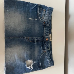 Gina jeanskjol - Säljer denna lågmidjade jeanskjolen från Gina knappt använd, skriv för mått