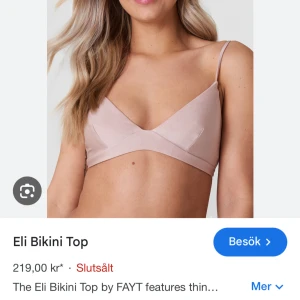 Rosa/Beige bikini - Säljer en bikini-topp från ett australienskt märke FAYT. Den har smala reglerbara axelband och triangelformade kupor utan vaddering. Jag har klippt två hål där man kan lägga i vaddering men det är inget som varken syns eller känns! Säljs då den inte kommer till användning längre. Passar dig med A-kupa. Originalpris 219kr