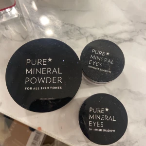 Pure Mineral Powder & Eyeshadow set - Säljer ett set med Pure Mineral Powder för alla hudtoner och två Pure Mineral Eyes Shimmer Shadow. Alla produkter kommer i svarta runda burkar och är baserade på mineraler för en naturlig look. Perfekt för dig som gillar smink med naturliga ingredienser.