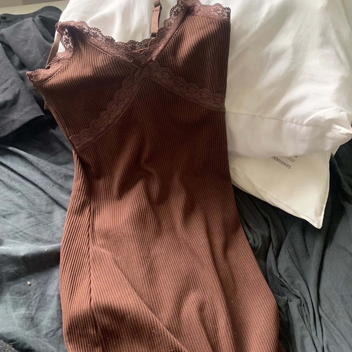 Brun ribbad klänning  - 1