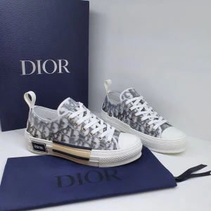Dior sneakers - Funderar på att sälja mina nästintill oanvända dior b23✨ Köpta från dior och kvitto tillkommer. Skriv till mig om ni vill ha mer info eller bilder🌸