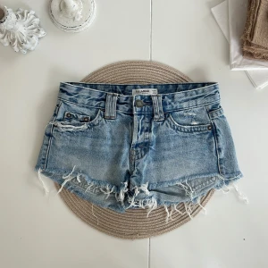 Lågmidjade jeansshorts  - Ett par lågmidjade jeansshorts i storlek 34 (XS). Rakt över midjemått: 35/36cm. Extremt snygga när man är brun! D18