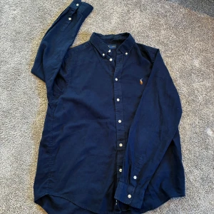 Linneskjorta  - Jag säljer en blå linneskjorta som är perfekt nu till sommaren.