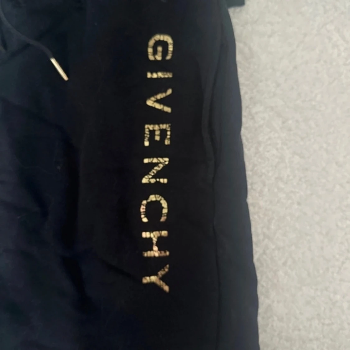 Svart Givenchy kjol med guldtext och matchande tröja - 1