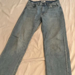 Ljusblå raka jeans - Säljer ett par klassiska ljusblå jeans med rak passform. Jeansen har fem fickor, bälteshällor och dragkedja med knapp. Perfekta till vardags och lätta att matcha med olika stilar.