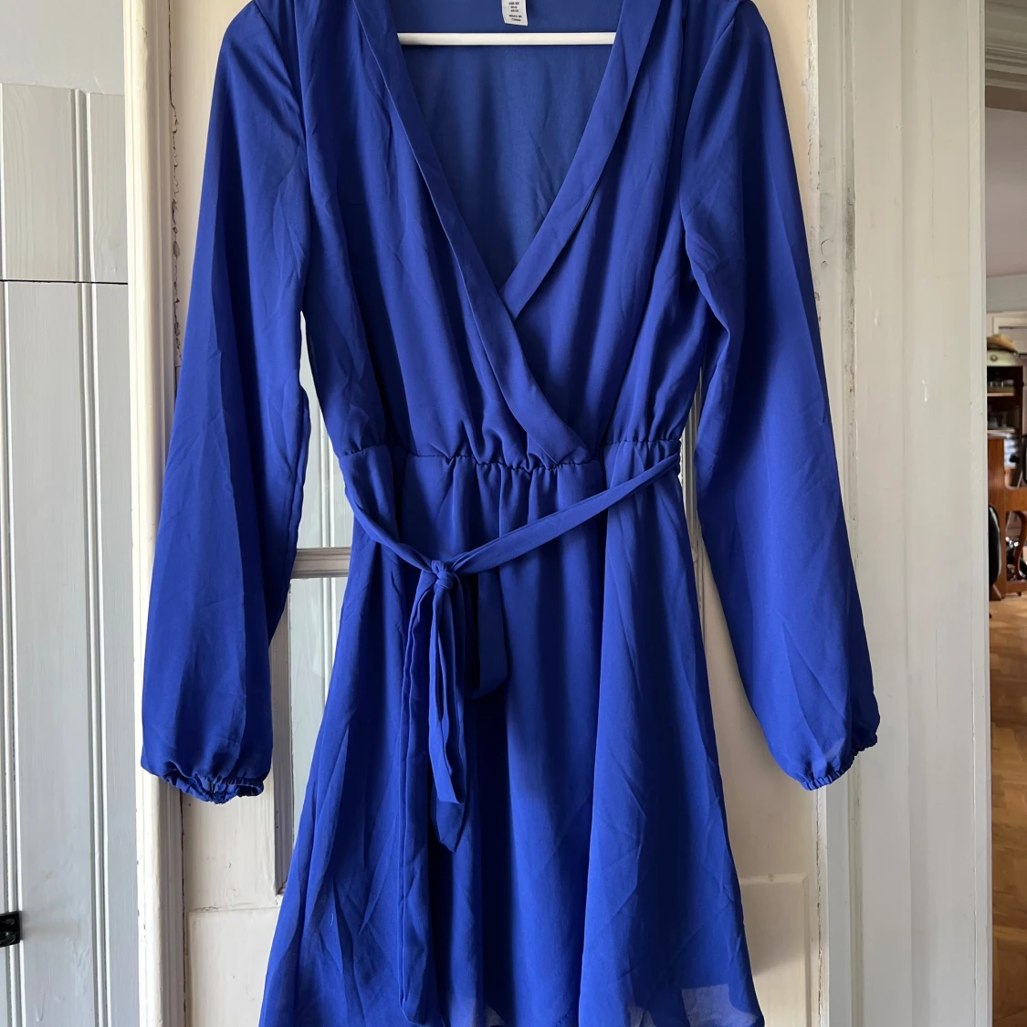 Blå omlottklänning från NLY Trend