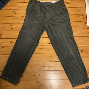 Gröna manchesterbyxor med baggy passform - Säljer ett par gröna manchesterbyxor med klassisk baggy/loose/oversized passform. Byxorna har fickor fram och bak. Står ingen storlek på byxorna men de passar mig perfekt med skärp. (Jag är 181cm lång och väger 73 kg)