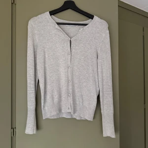 Grå kofta zara  - Ljusgrå kofta från Zara i mjuk bomullsblandning. Tajt passform. 
