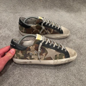 Golden goose superstar skor  - Hej! Säljer nu dessa unika och eftertraktade Golden Goose Superstar skorna! Storlek 41 fits 42! Skick 9,5/10 (inga defekter) ny pris= 5500 kr, Säljs för= 2499 kr