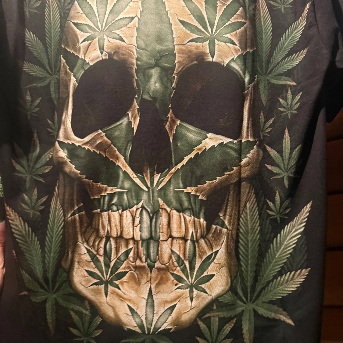 Svart t-shirt med dödskalle och cannabisblad - 1