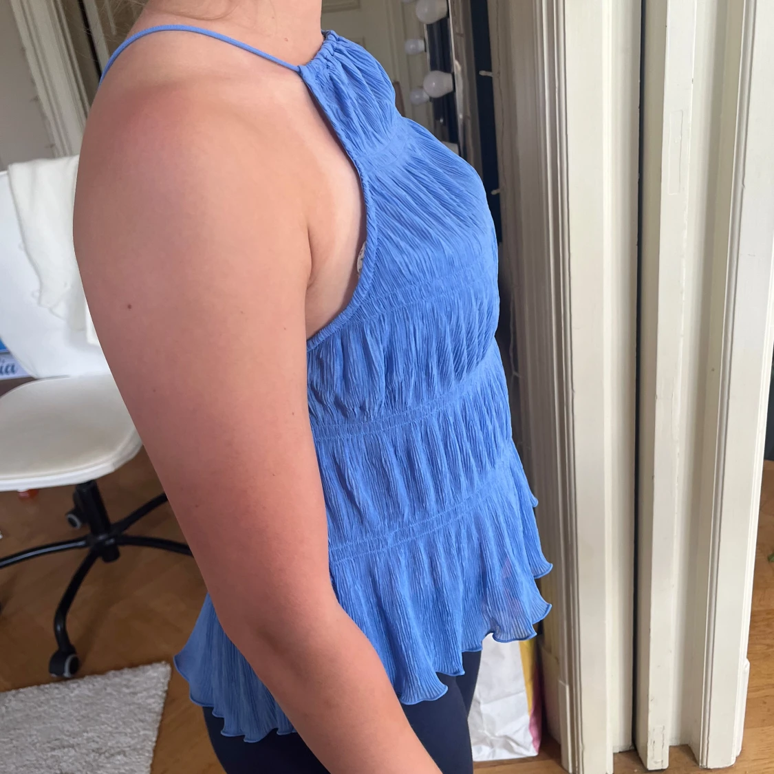 Blå plisserad linnetopp med volang - 2