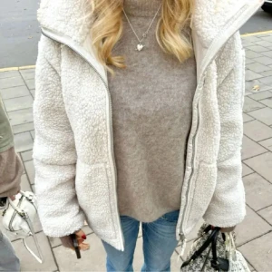 Vit teddyjacket - Mysig vit teddyjacket från carin wester, den är helt slutsåld på hemsidan och nypris är 800  💋😍inte min bild💞