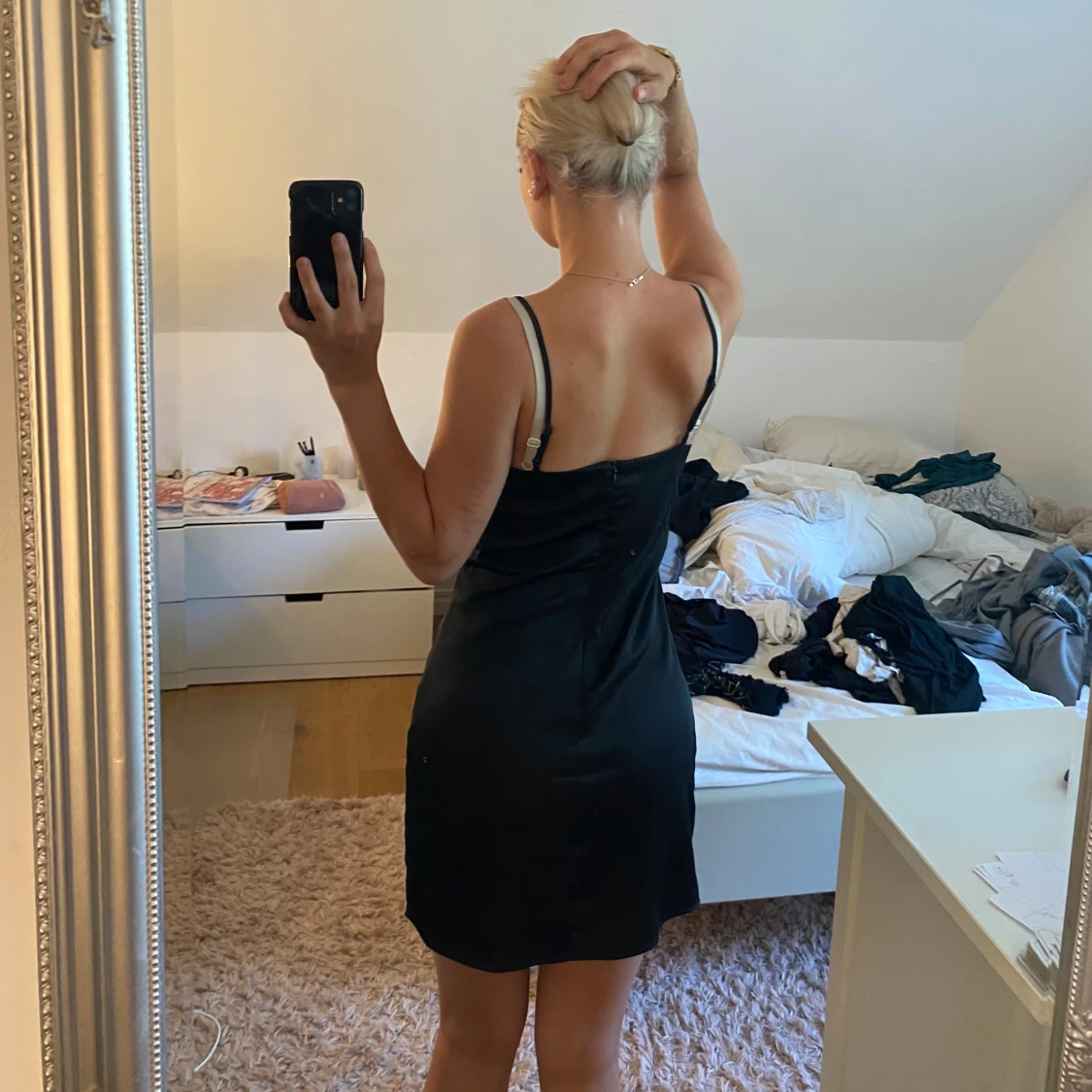 Svart satin klänning från BikBok - 1