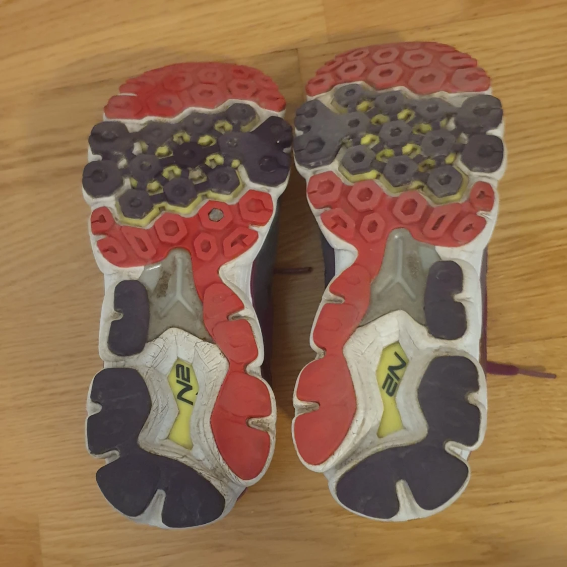 Grå och lila New Balance sneakers - 3