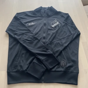 Svart Aik jacka/tjock tröja  - En finn svart aik tröja/jacka stl S denna säls även inte längre. Den är helt oanvänd och är i Nytt skick. Det är bara pch skriva om du vill ha mer bilder.   Pris kan diskuteras 