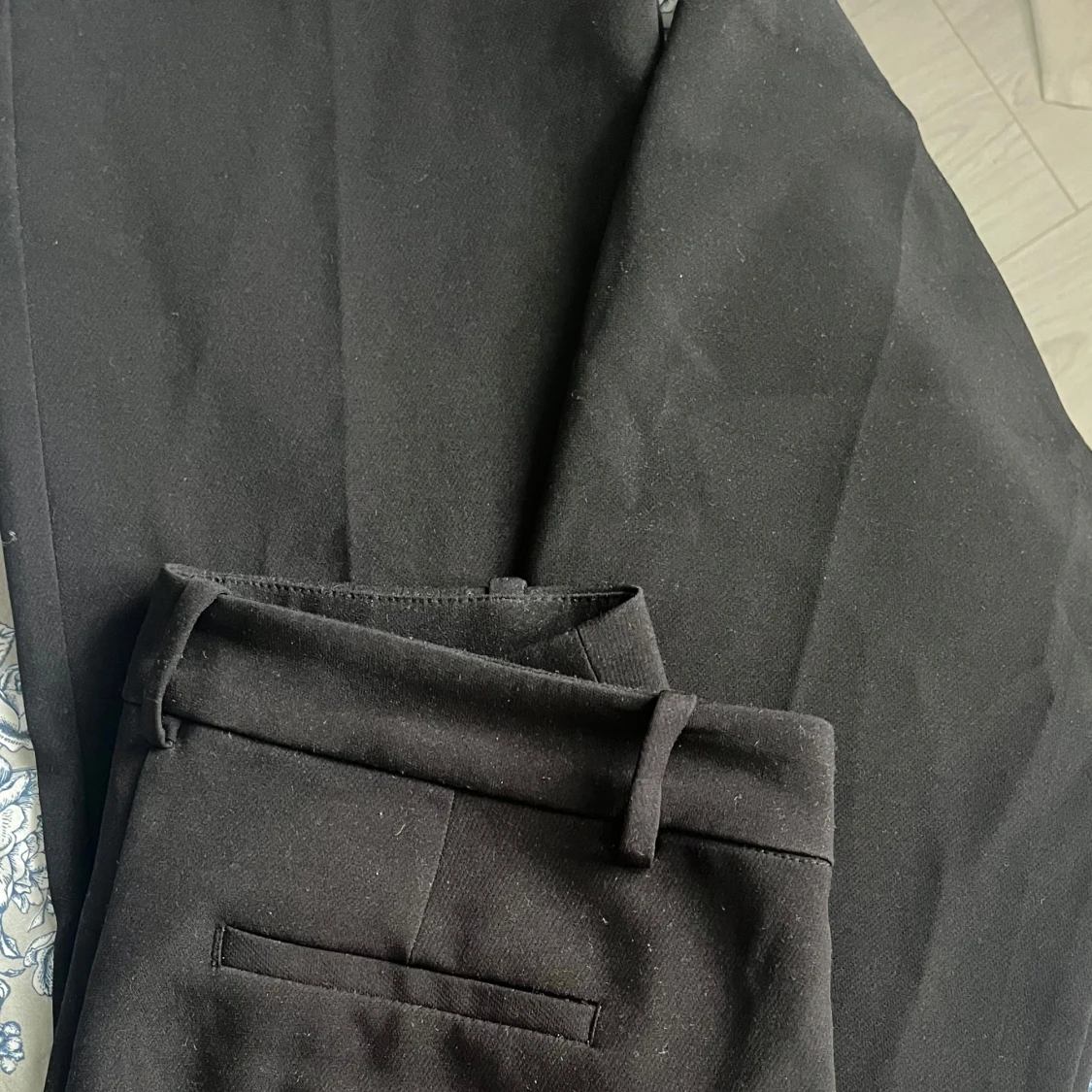 Svarta kostymbyxor med låg midja  - 1