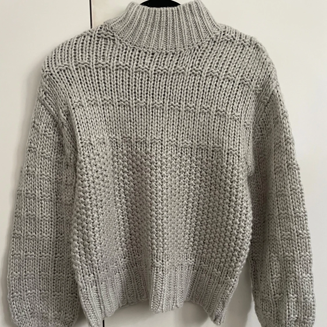 Grå stickad polotröja från NA-KD
