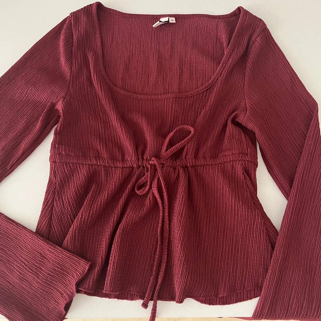 Vinröd topp med knytning - 2