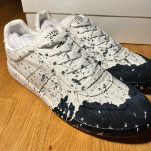 Maison Margiela skor - Extremt eftertraktade skor i modellen blue paint splash från Maison Margiela🤩. Skorna är i tygmaterial. Tvärfeta, snyggaste skorna t sommarn🤝. Skorna är i princip i nyskick💯. Hör av dig om du har några frågor!