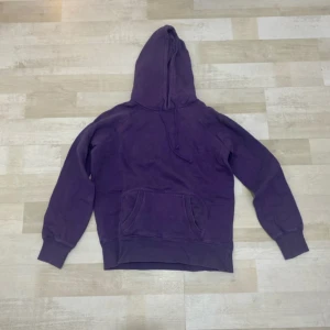 Lila hoodie från Northbrook - Säljer en lila hoodie från Northbrook med broderad logga på bröstet. Tröjan har huva med snörning, magficka och långa ärmar. Perfekt för dig som gillar en chill och avslappnad stil. Jag gissar på storlek S/XS (ser inte ut som en 44)!