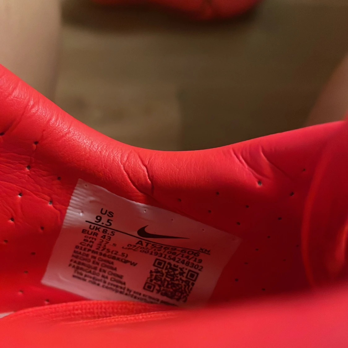 Nike fotbollsskor i neonröd, stl 43 - 1