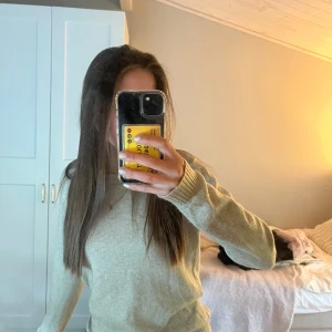 Beige stickad tröja från Vila XS - En enkel och stilren beige stickad tröja från Vila i storlek XS. Tröjan har rund halsringning, ribbade muddar och lång ärm. Bra skick!
