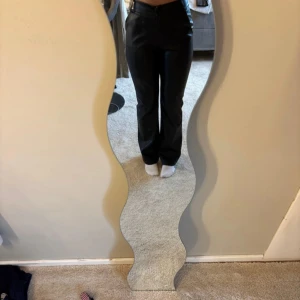 Svarta PU-byxor från Madlady XS - Snygga svarta byxor i fejkskinn från Madlady. De har hög midja, raka ben och klassisk passform. Materialet är en mix av polyester och PU som ger en cool läderlook. Perfekta för att lyfta vilken outfit som helst.