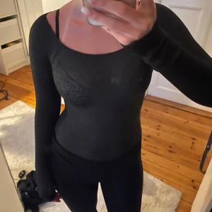 Glittrig body - Svart glitter body, hade ett hål som är sytt (bild 5)