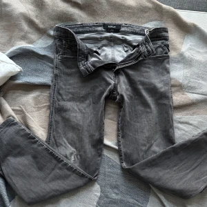 Grå Replay jeans med raka ben - Säljer ett par grå jeans från Replay med raka ben och klassisk femficksdesign. Jeansen har dragkedja i gylfen och en snygg, lite tvättad look. Perfekta för dig som gillar en avslappnad stil med en touch av edge. Storlek 34 eller 35 egentligen men sitter som 32!