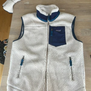Patagonia väst - Säljer denna väst då jag inte riktigt tycker om den längre, är som ny använd typ 2 gånger, bara höra av sig vid funderingar 