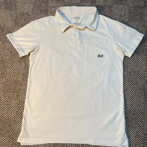 Vit pikétröja från WARP - Vit pikétröja från WARP | Storlek 170 | Sitter som XS | Spexig bröstficka | Gott skick | Pris: 49 kr 