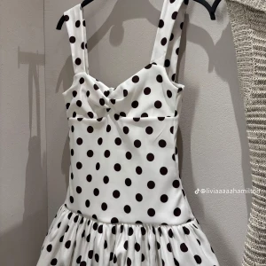 Polka dot klänning Zara - Säljer denna prickiga klänning, storlek M men sitter mer som en S. Den är endast testad och prislappen sitter kvar💓