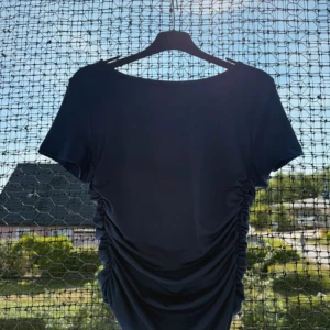 Mörkblå topp - Mörkblå topp, okänt märke men köpt på temu. Storlek M. Använd nån gång men helt som ny.