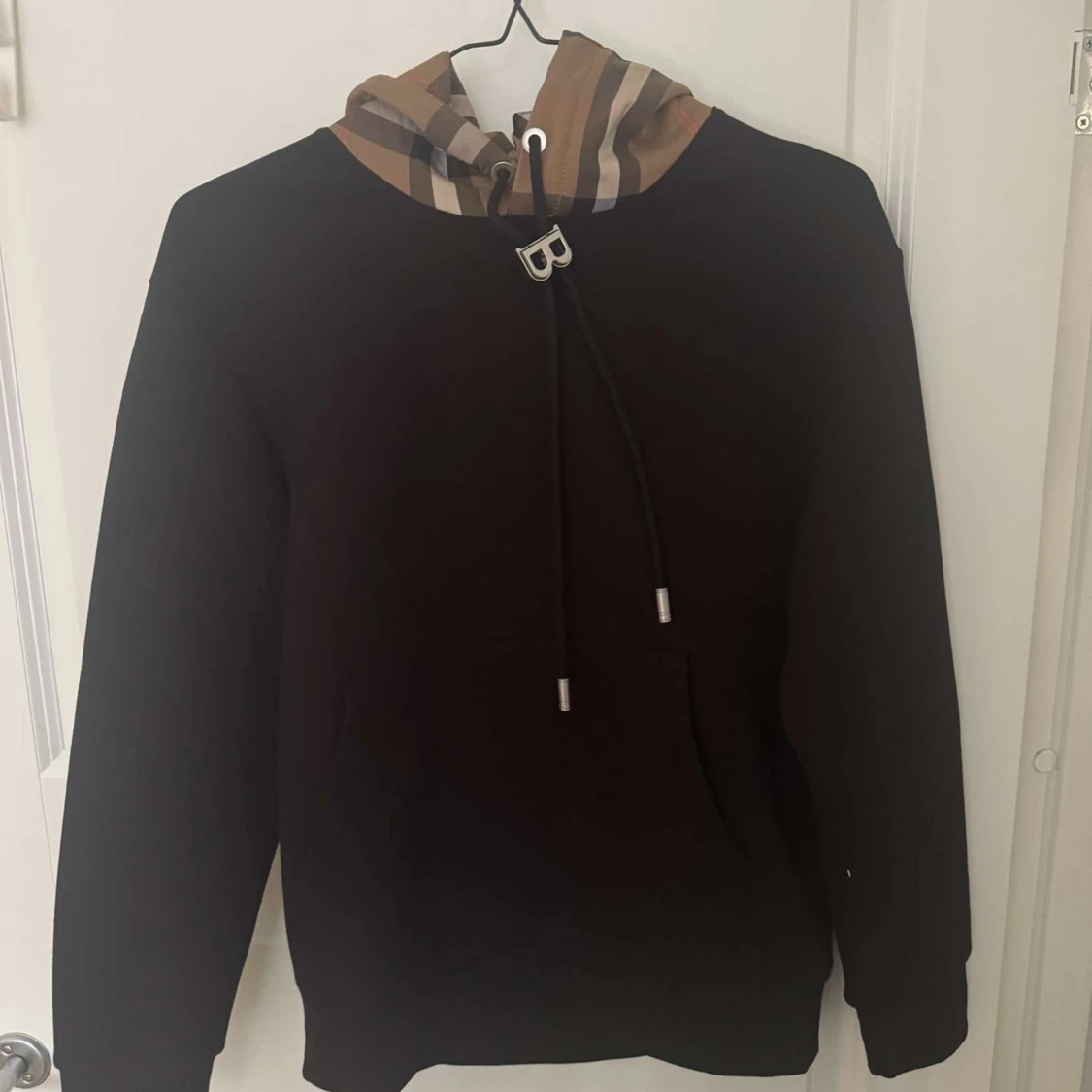 Svart hoodie med rutig huva Burberry