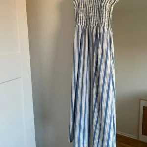 Sommarklänning HM - En vit och blå klänning från HM. Jättefin färg och fint material. I storlek XXS men jag tycker personligen att den passar XS. Använd en gång