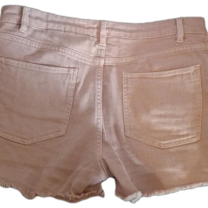 Ljusrosa jeansshorts - Snygga ljusrosa jeansshorts I stl 152 men passar mig som bär S (Skulle säga passar xs- s)💕