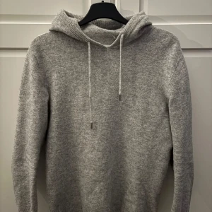 Grå kashmir hoodie - Säljer min grås kashmir hoodie jag har använt ett tag nu. I storlek s  ifrån något tiktok märke för 799