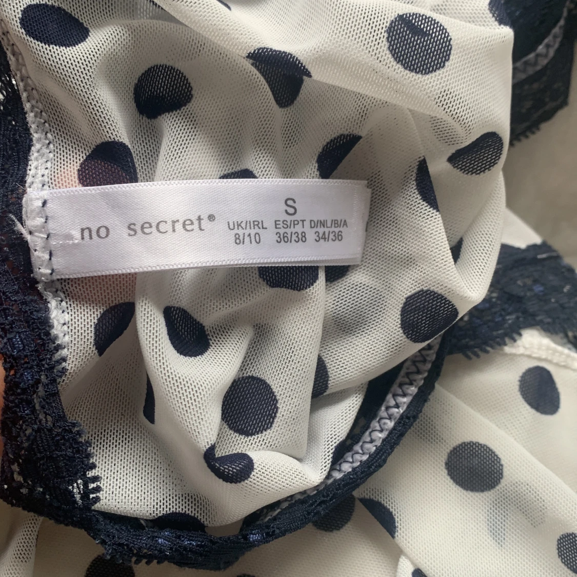 Prickig linnetopp med spets från No Secret - 2