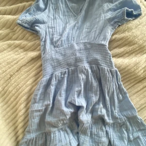 Blå somrig klänning! - Säljer en fin blå klänning som inte kommer till användning. Använd ca 2 ggr!